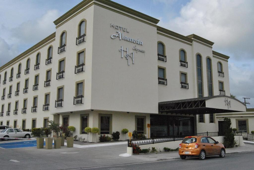מטמורוס Hotel Alameda Express מראה חיצוני תמונה