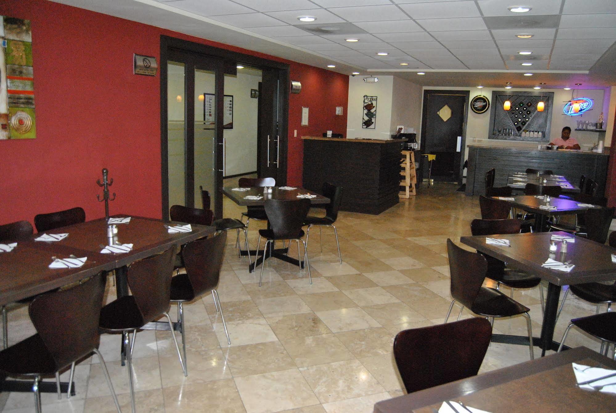 מטמורוס Hotel Alameda Express מראה חיצוני תמונה